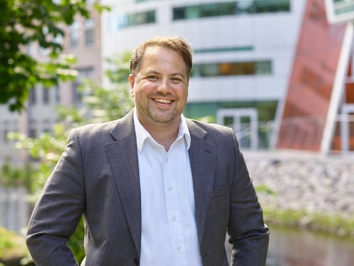 – Med lokalaviser over hele landet er det lett å treffe publikum